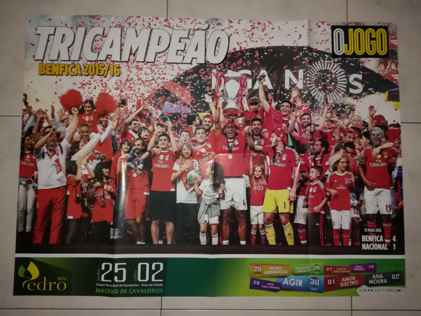 O JOGO GIANT POSTER (80 x 60) SL BENFICA PORTUGUESE CHAMPIONS 15/16 TRICAMPEAO