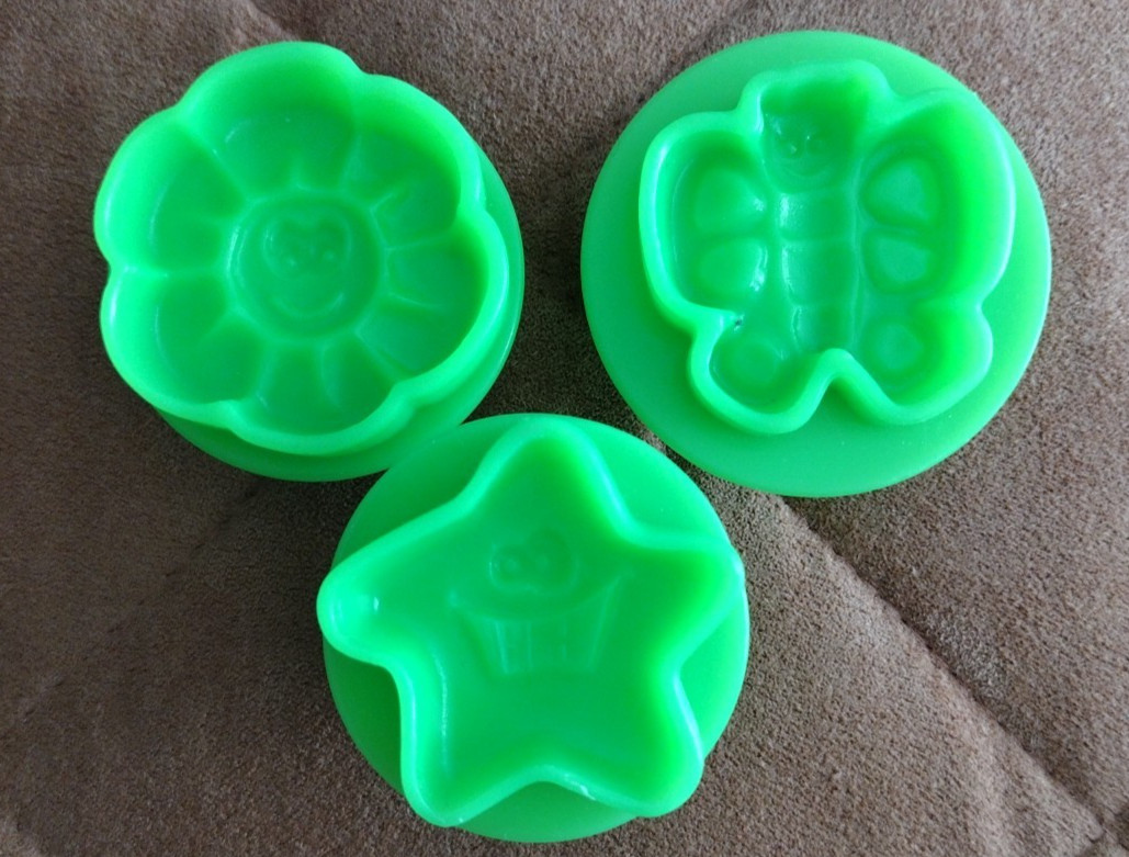 Vintage 90s- 3 Green Plastic Round Plate Doh Discs Star Butterfly Flower