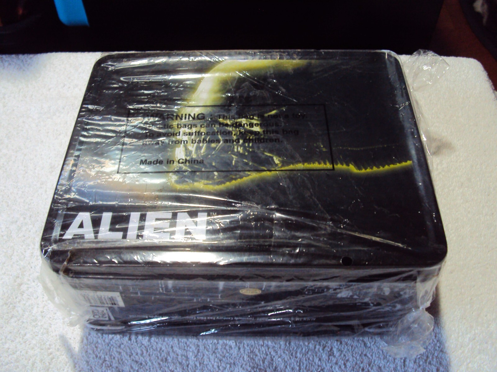 NECA  Alien movie metal lunch box w thermos in original wrap Brand New
