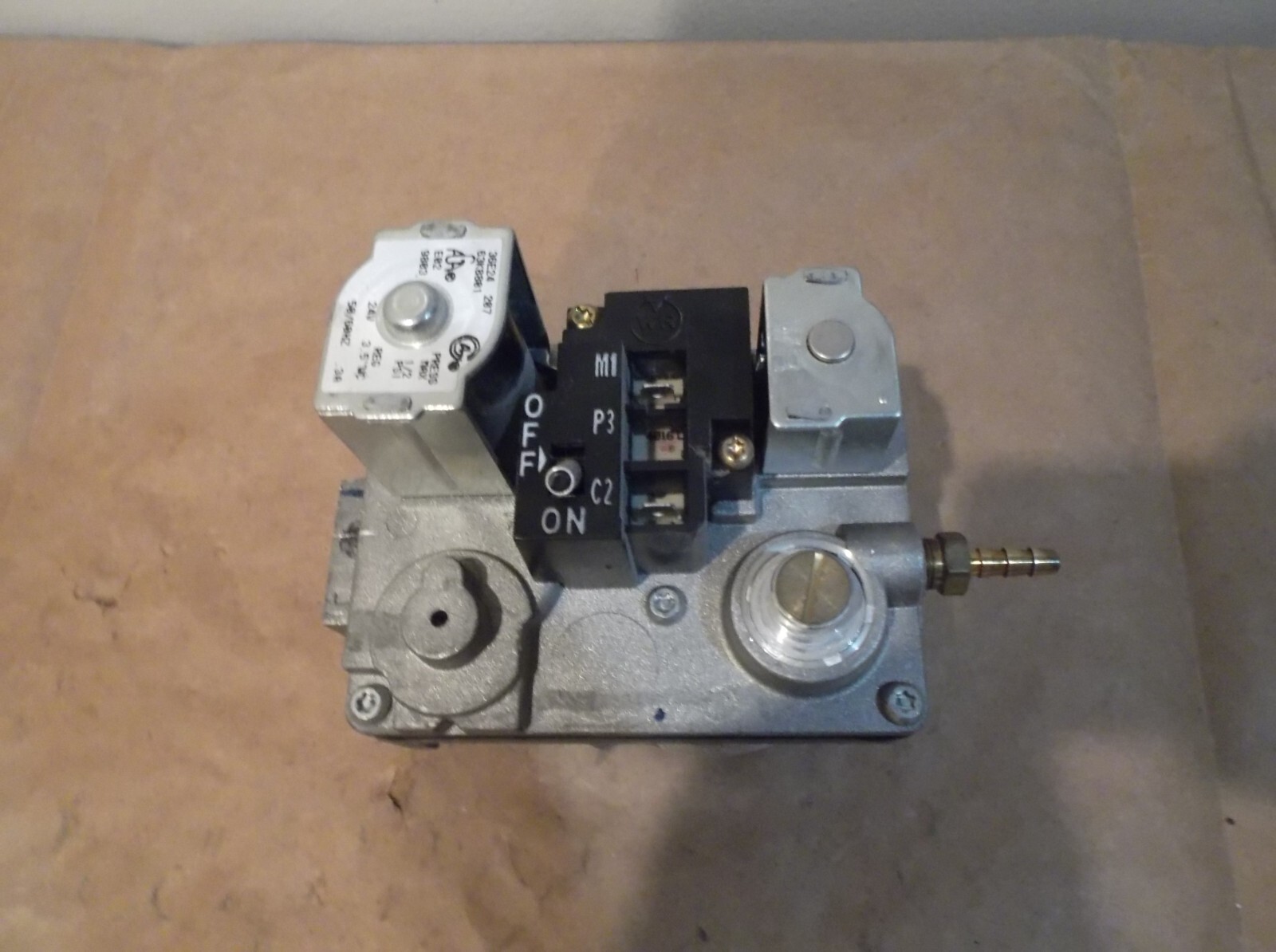 Lennox Armstrong White Rodgers 36E24-207 63K8801 63K88 Furnace Gas Valve