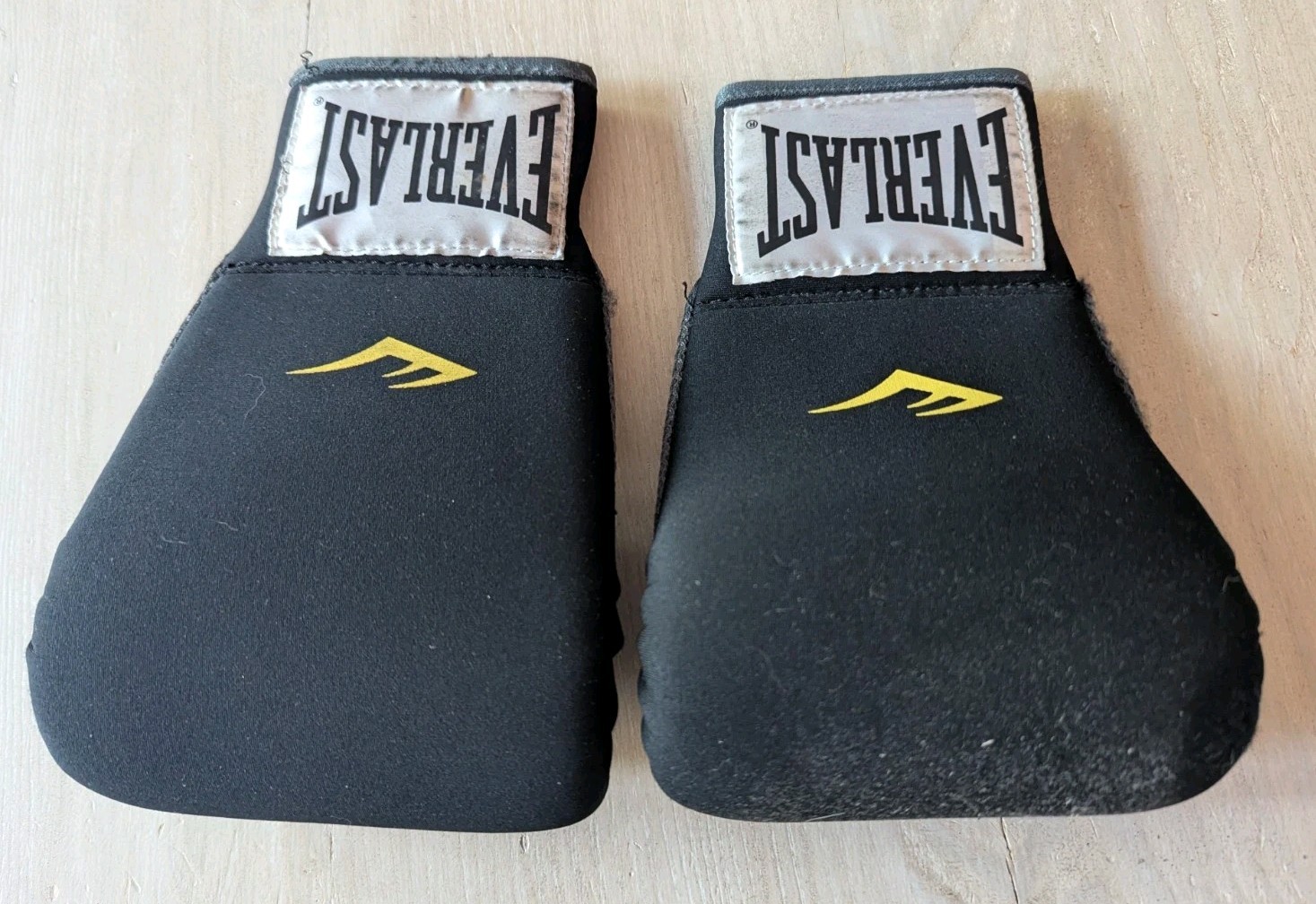 Everlast Neoprene Heavy Bag Boxing Gloves Level 1 One Size w/ Mesh Carry Bag