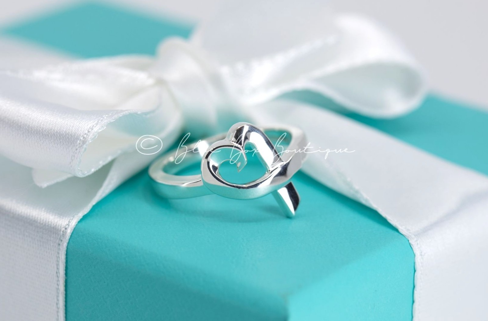 Tiffany & Co Ring Vintage "LOVING HEART" Band by Paloma Picasso in Silver