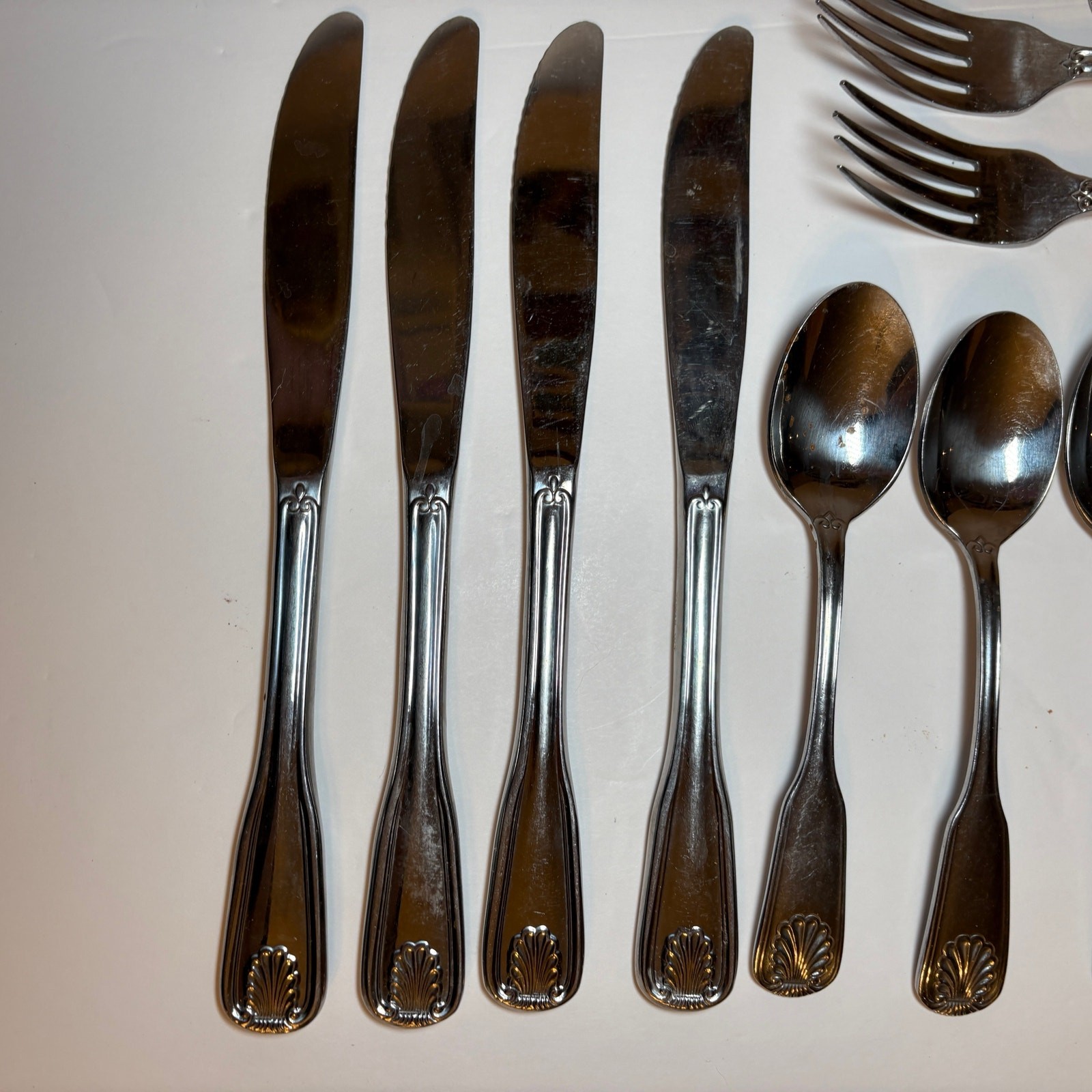 World Tableware COQUILLE Stainless 17 Pc WT Shell Taiwan Flatware Set