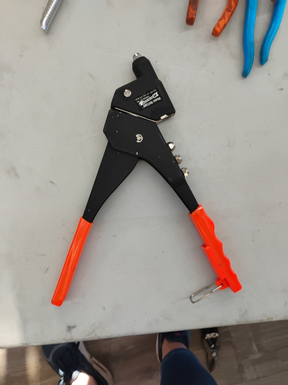 Arrow RHT 300 Swivel Head Rivet Hand Tool
