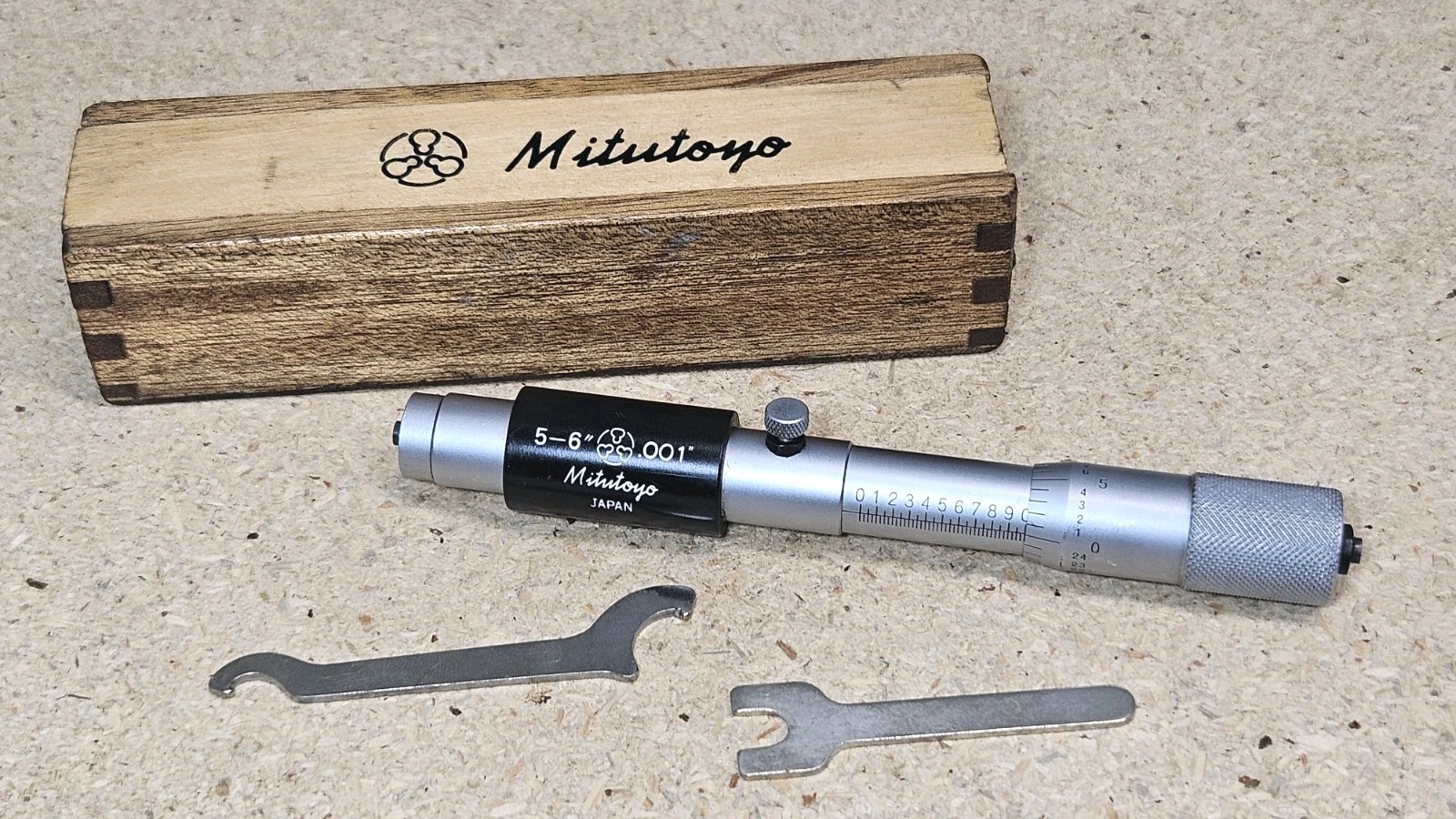Mitutoyo No. 133-226 - tubular inside micrometer  5" - 6"