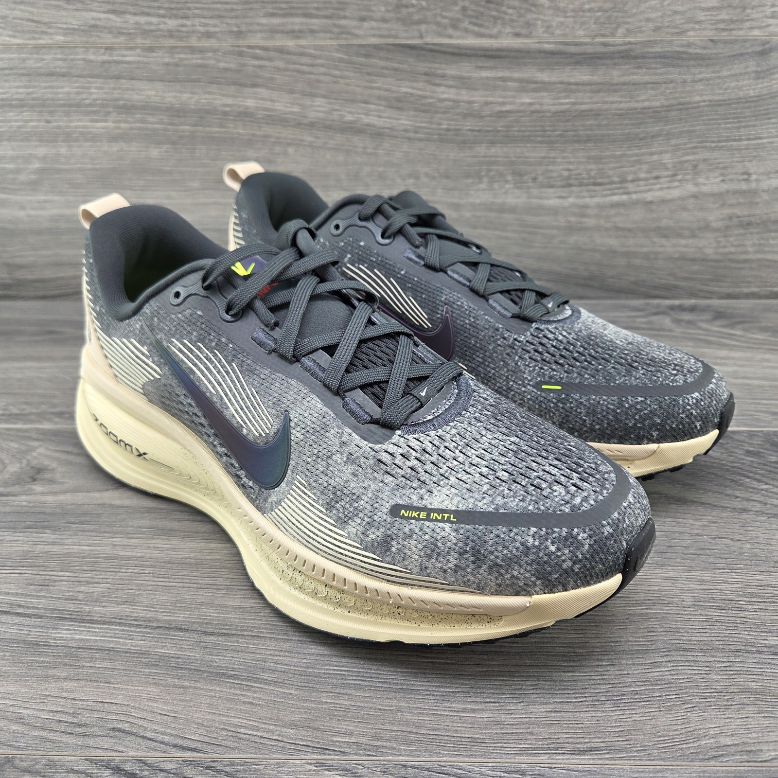 Nike Vomero 18 Size 10 Mens Oatmeal Black Anthracite Volt Running Shoes