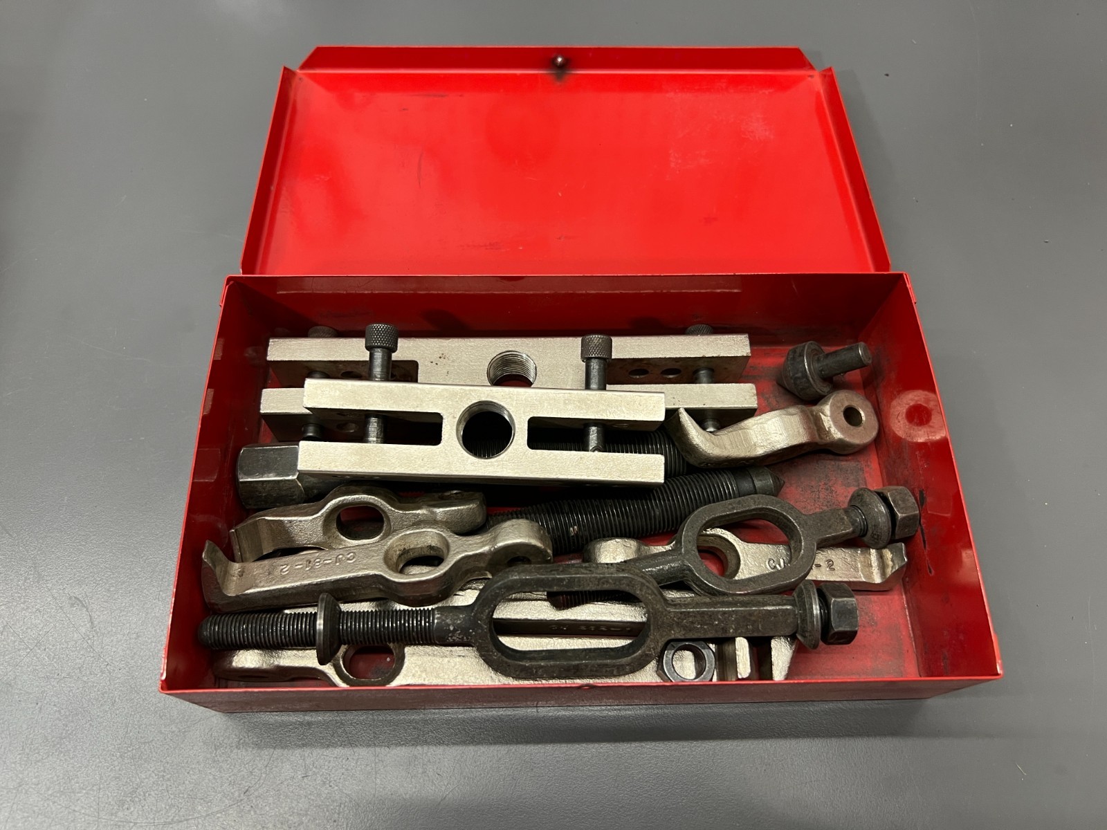SNAP ON TOOLS GEAR PULLER SET IN RED METAL CASE - EXC COND - USA