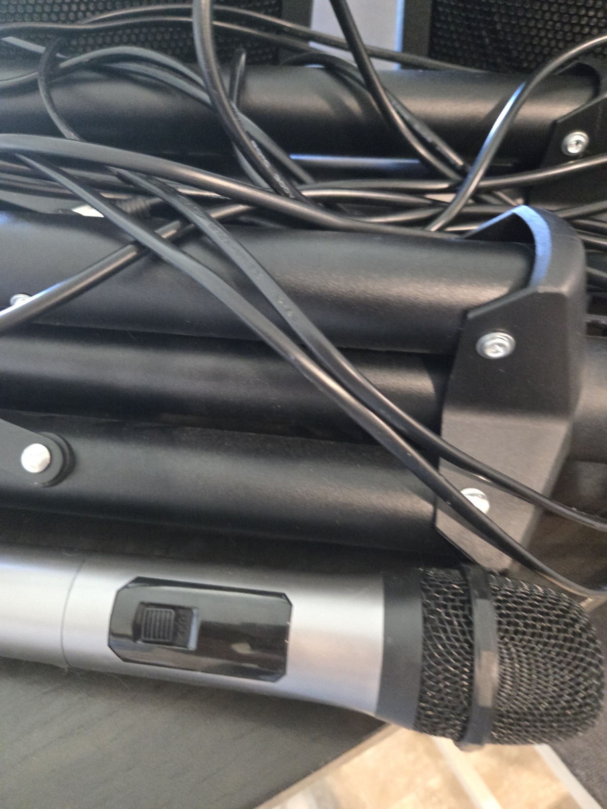 BOWENS SS1010 Karaoke Speaker Set USB AUX Echo, 2 Wired Mics, Stands/Cables