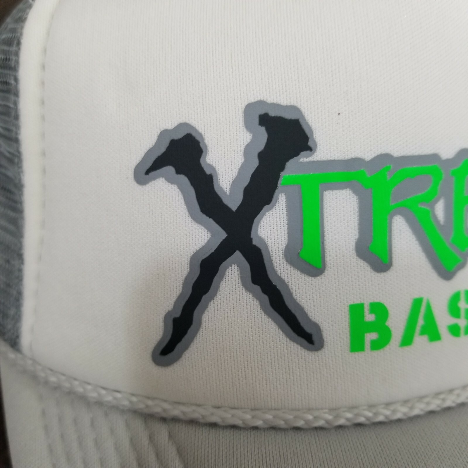 X-Treme Baseball Cap Snapback one size Grey and White Mesh Back