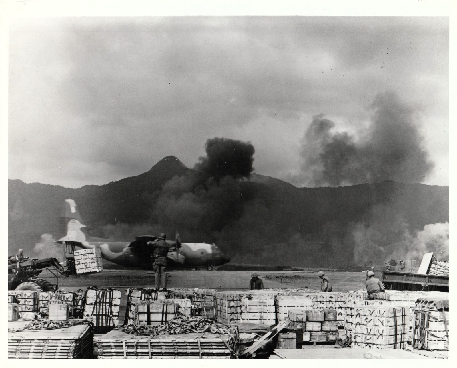 BATTLE FOR KHE SANH: VIETNAM VINTAGE PHOTO, USMC, USAF HERCULES C-130
