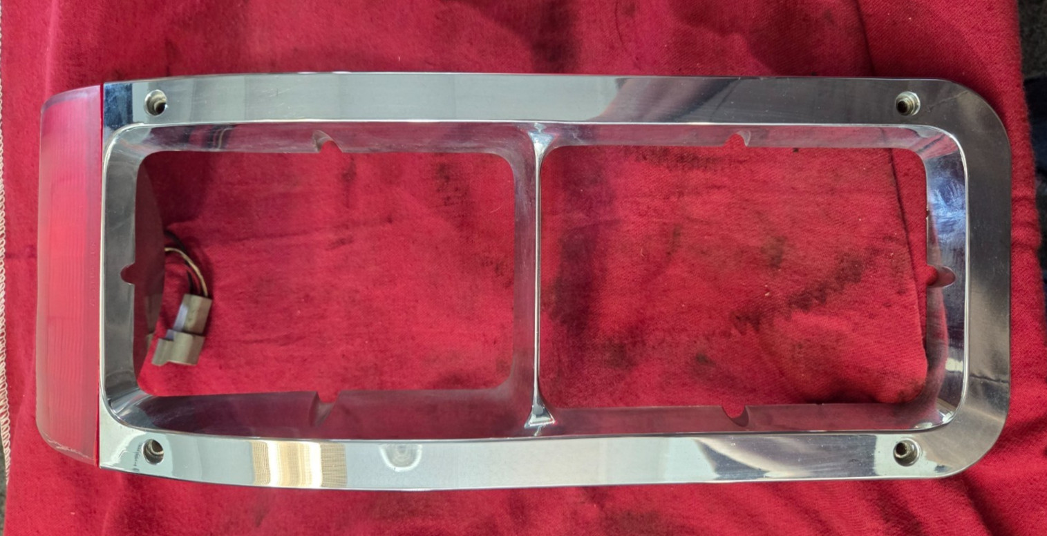 Freightliner FLD TAIL LIGHT Bezel A06-20125-000, GROTE 10-7222-01, LEN IS CLOUDY