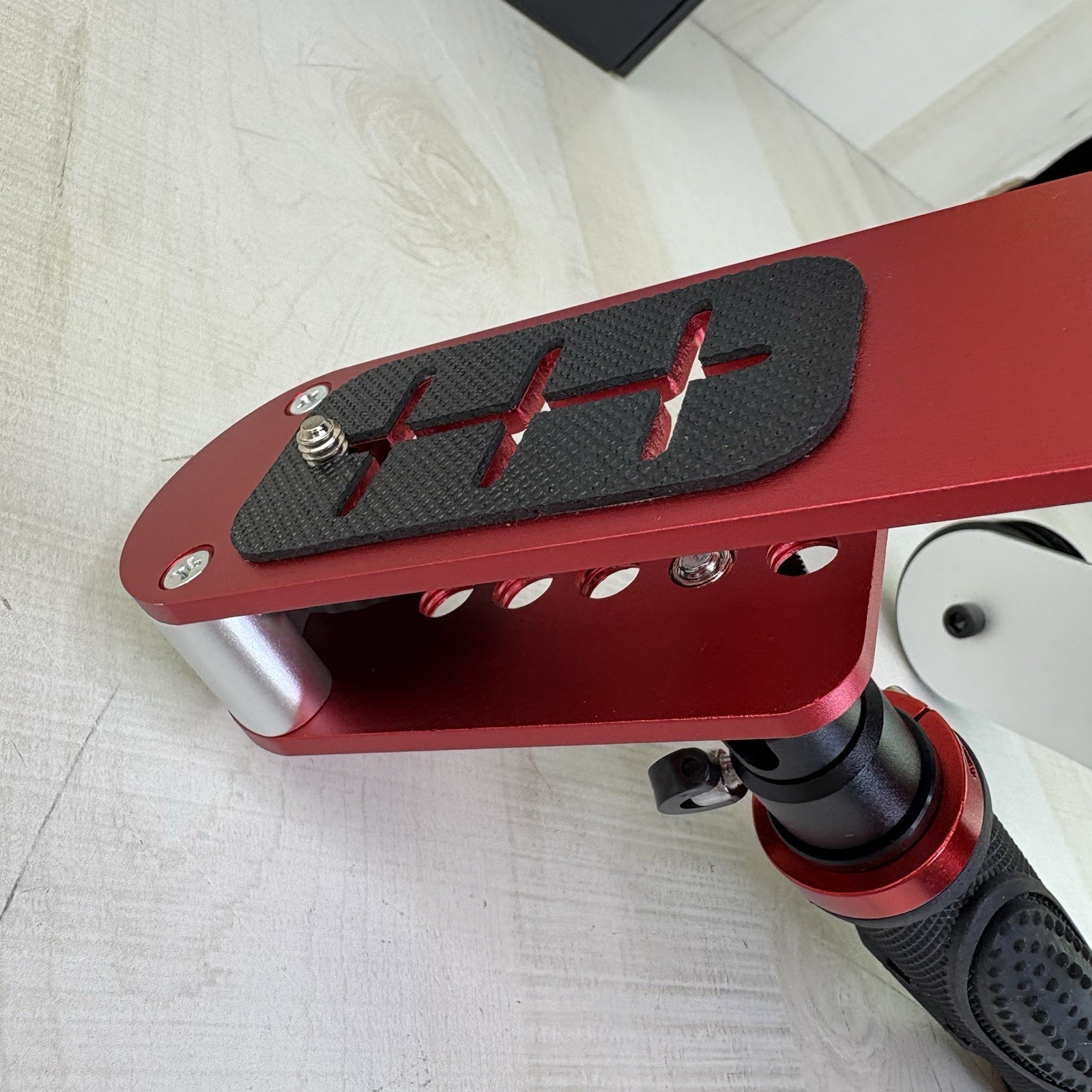 DEBO Steadyvid EX Stabilizer for Digial Camera/Camcorder NEW Red