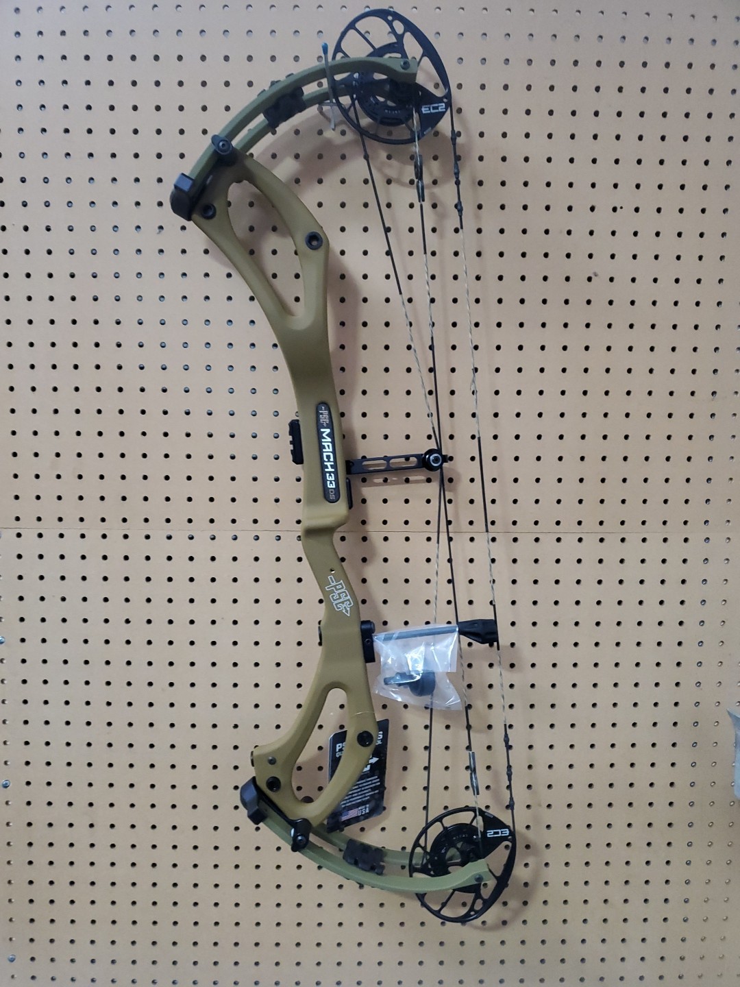 PSE Mach 33 Ds EC2 Rh 70 31"-25.5"  Brown Compound Bow Right Handed