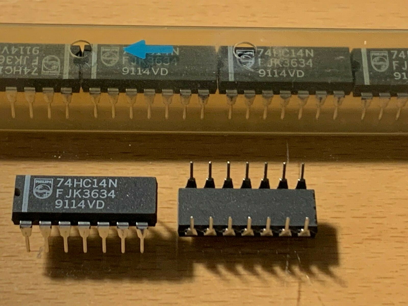 74HC14N - Philips IC - Hex Schmitt-Trigger Inverters, DIP14.