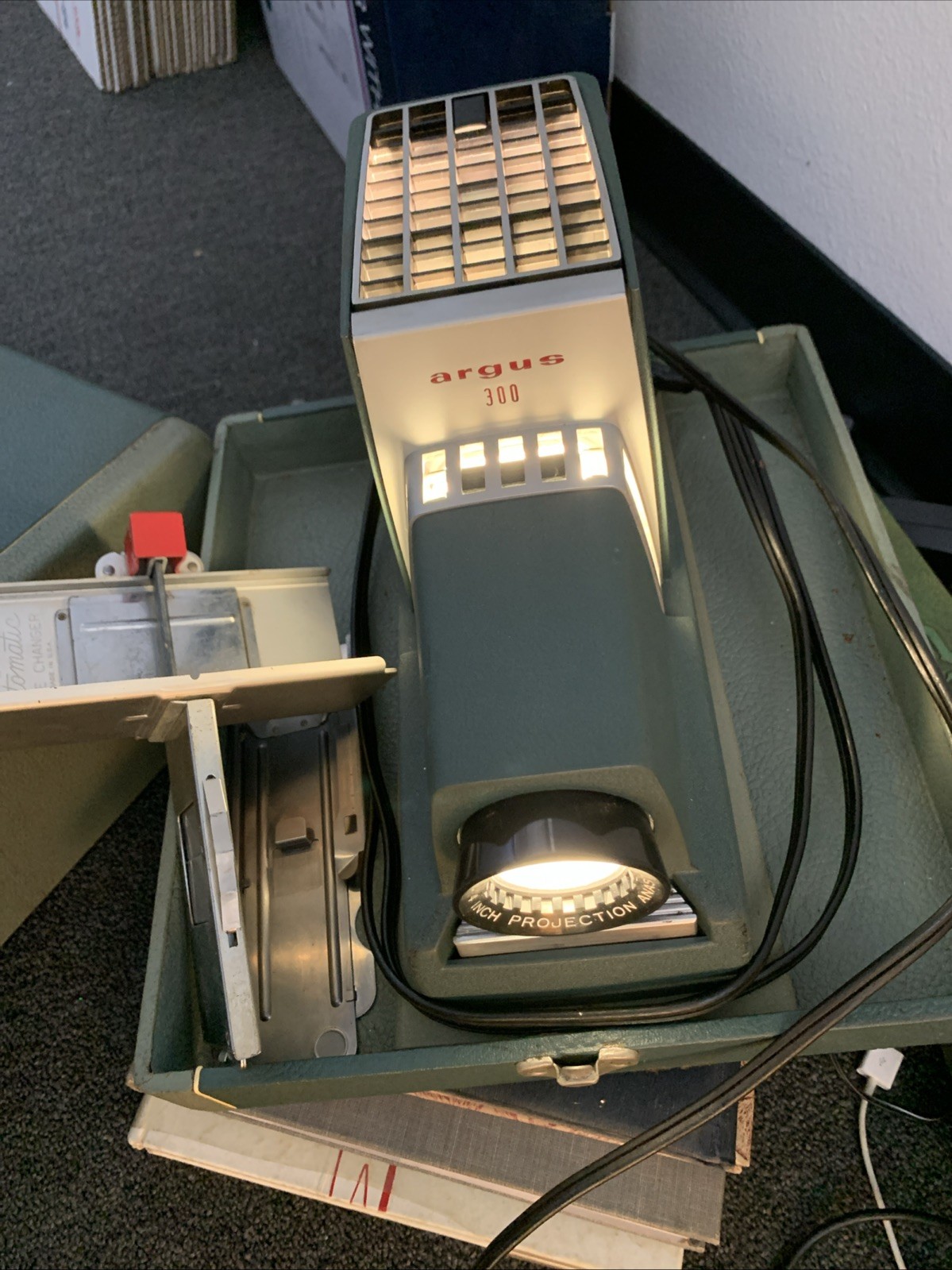 Vintage- Argus 300 Automatic Slide Projector w/ Carrying Case WORKS! Tested