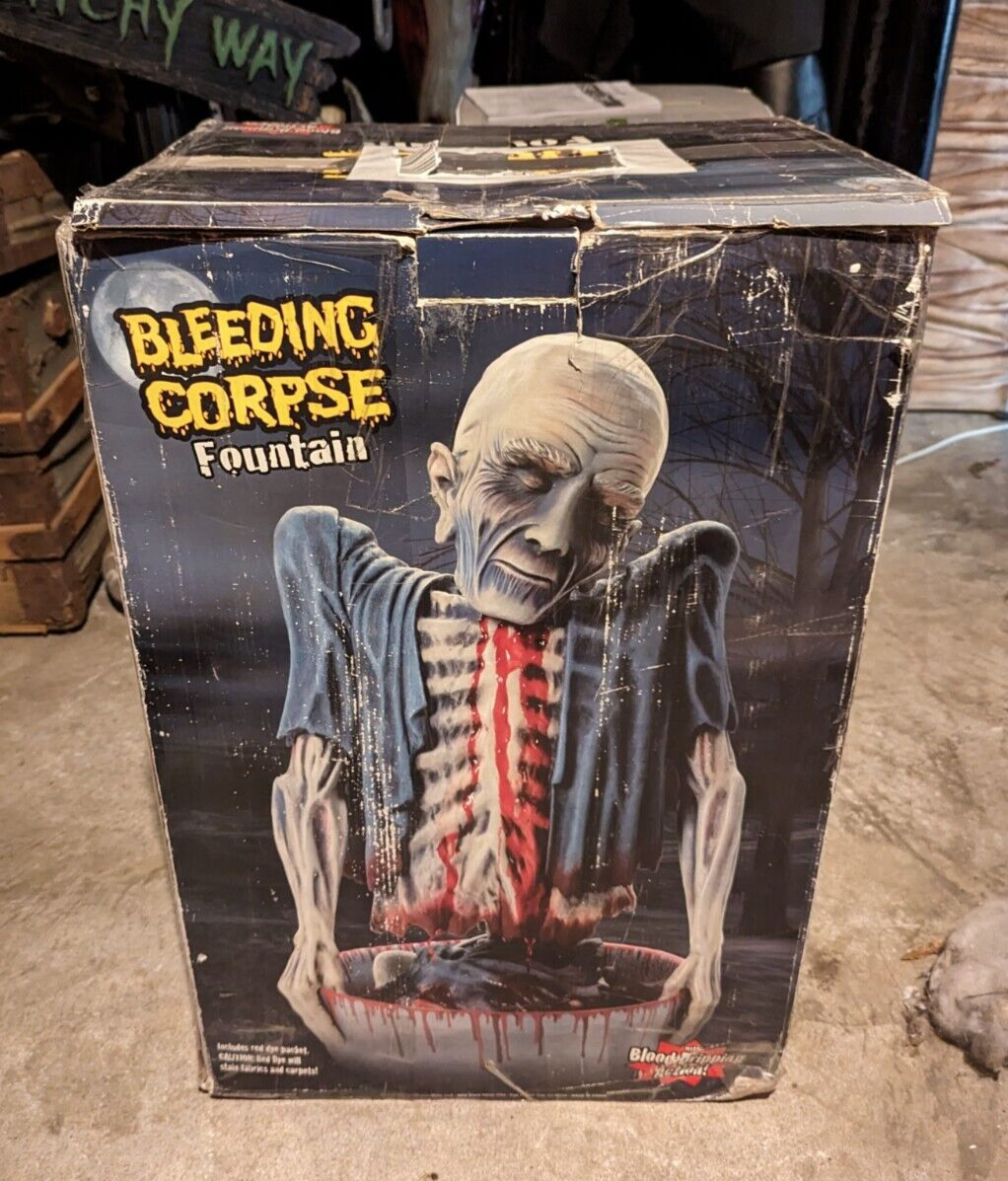 DAMAGED READ Spirit Halloween 2006 Bleeding Corpse Fountain Zombie Statue Prop