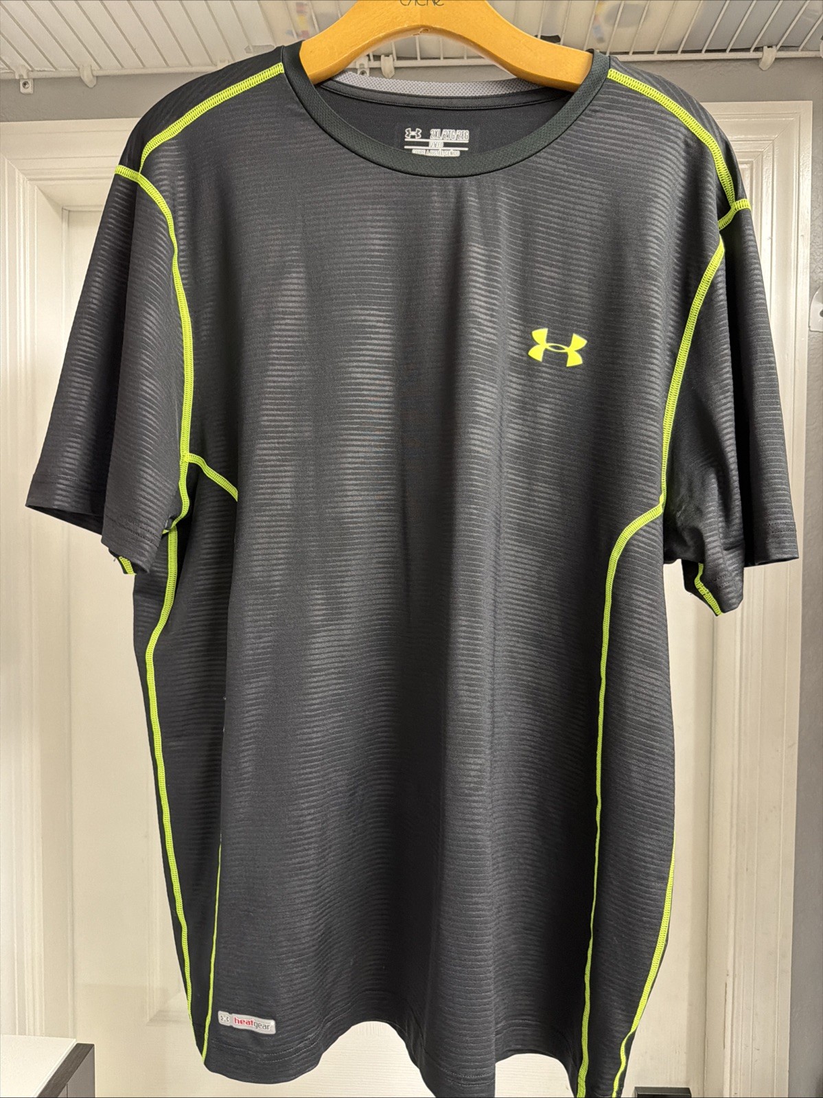 Under Armour HeatGear Shirt Mens 2XL Black Neon Green Athletic Gym Fitted UA