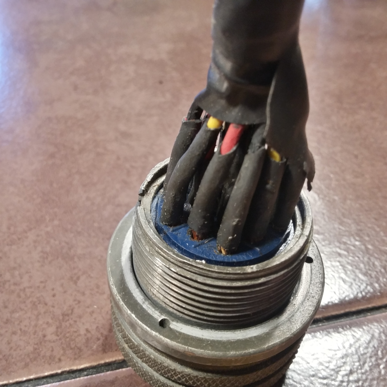 Amphenol MS3106A20-27S Connector