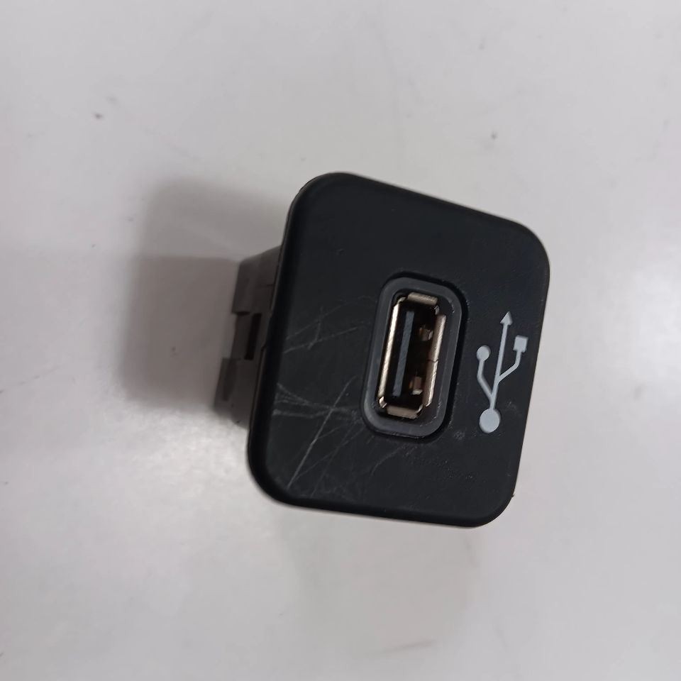 Jeep Compass USB Plug In Hub Port 2017 2018 2019 2020 2021 2022 2023 OEM