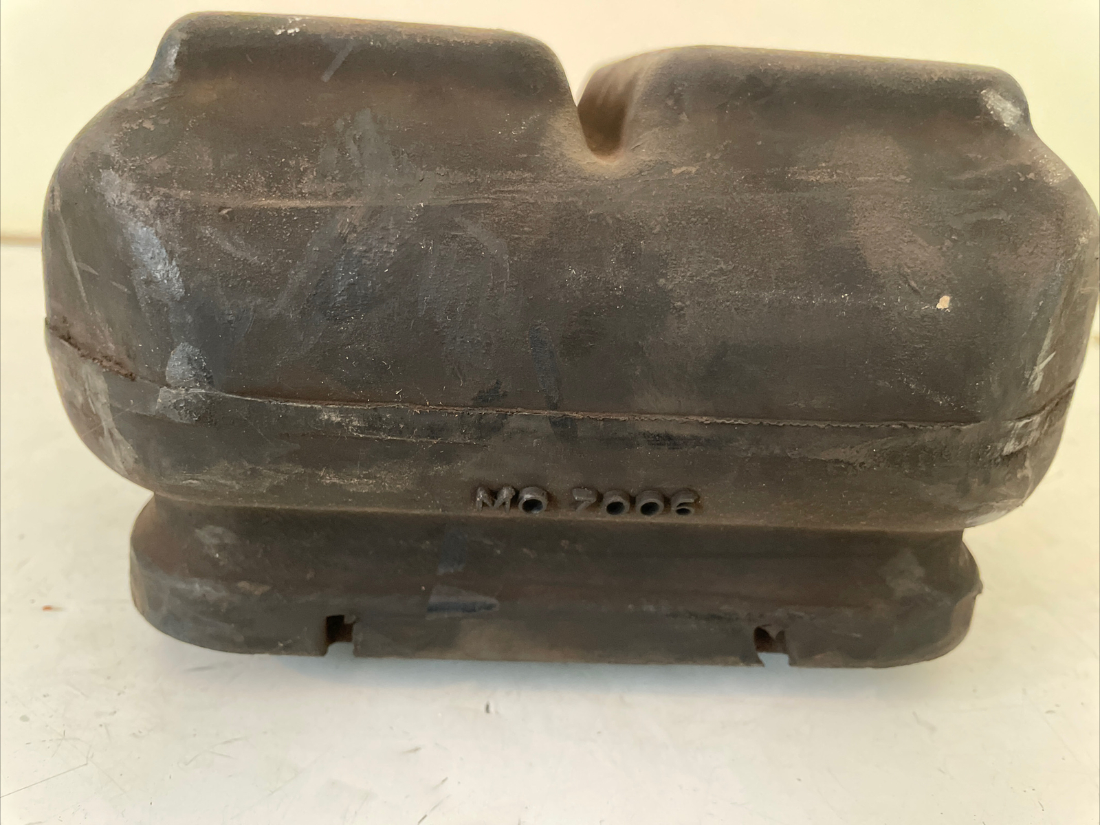 GENUINE MACK LOWER INSULATOR 10QK372 NEW