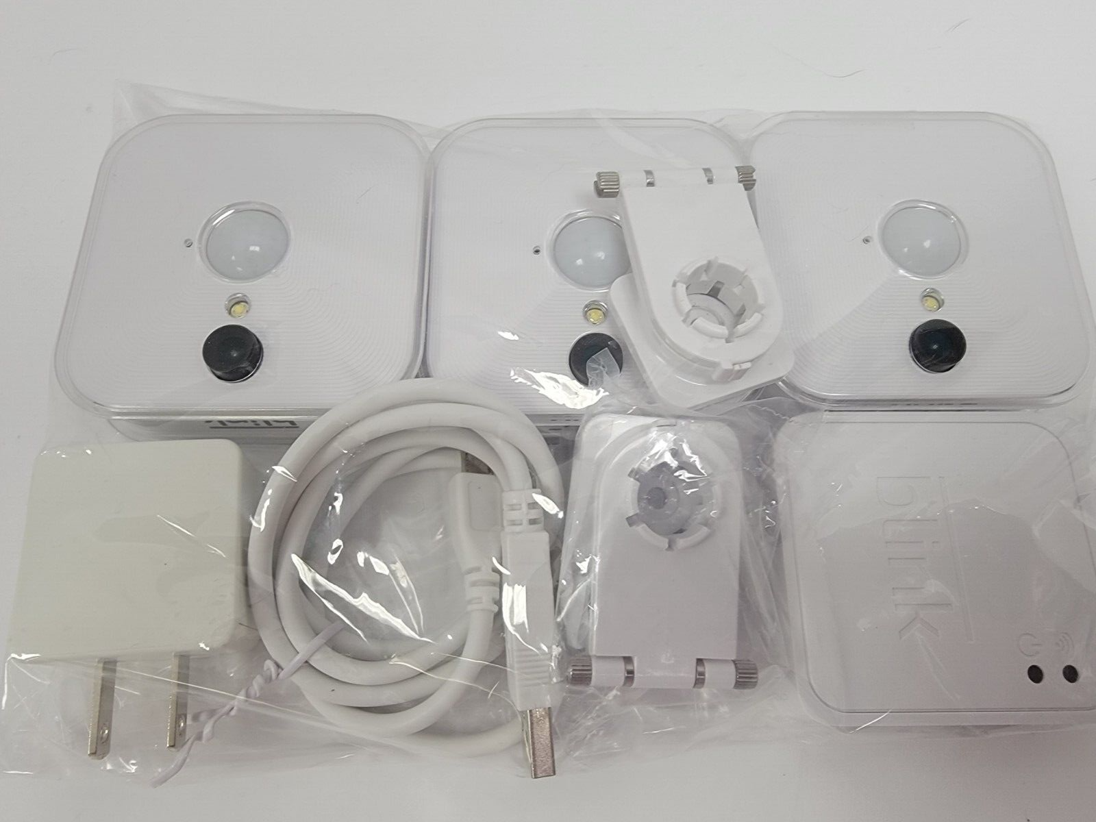 BLINK XT SMART HOME SECURITY 3 CAMERA SYSTEM For PARTS ONLY!