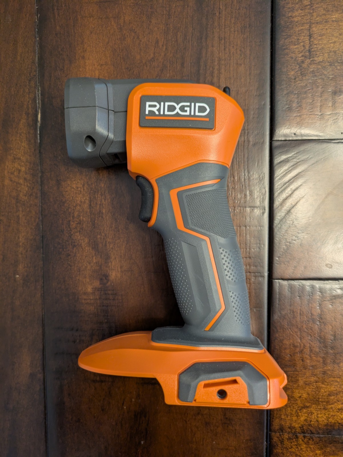 RIDGID R8695B 18V Cordless LED Work Light 400 Lumen (TOOL ONLY) - NEW