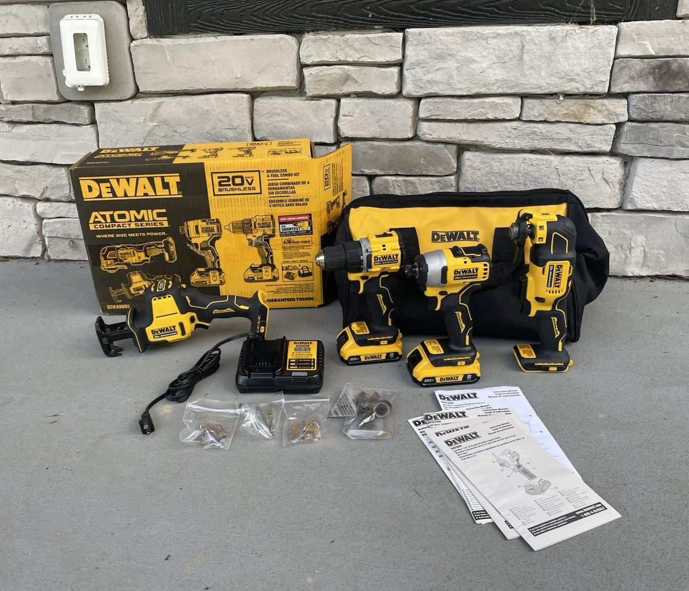 DEWALT ATOMIC Compact 20V MAX Brushless 4-Tool Kit DCK486D2 2 Batteries Bag