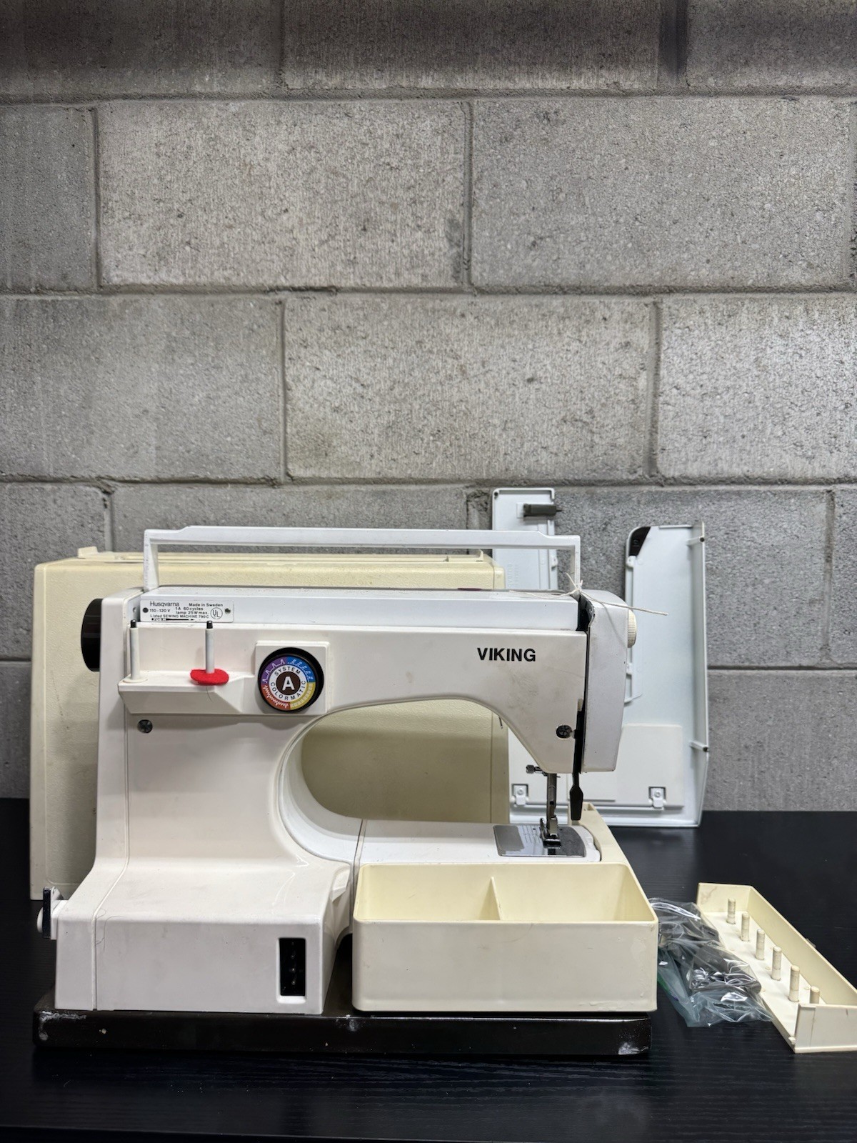 Vintage Viking Husqvarna Sweden Model 64 40 Sewing Machine Colormatic *UNTESTED