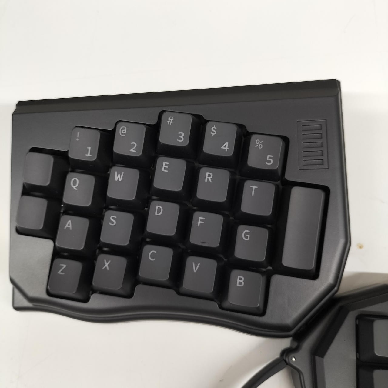 Gaming Keyboard Model GRABSHELL DOTBRAVO