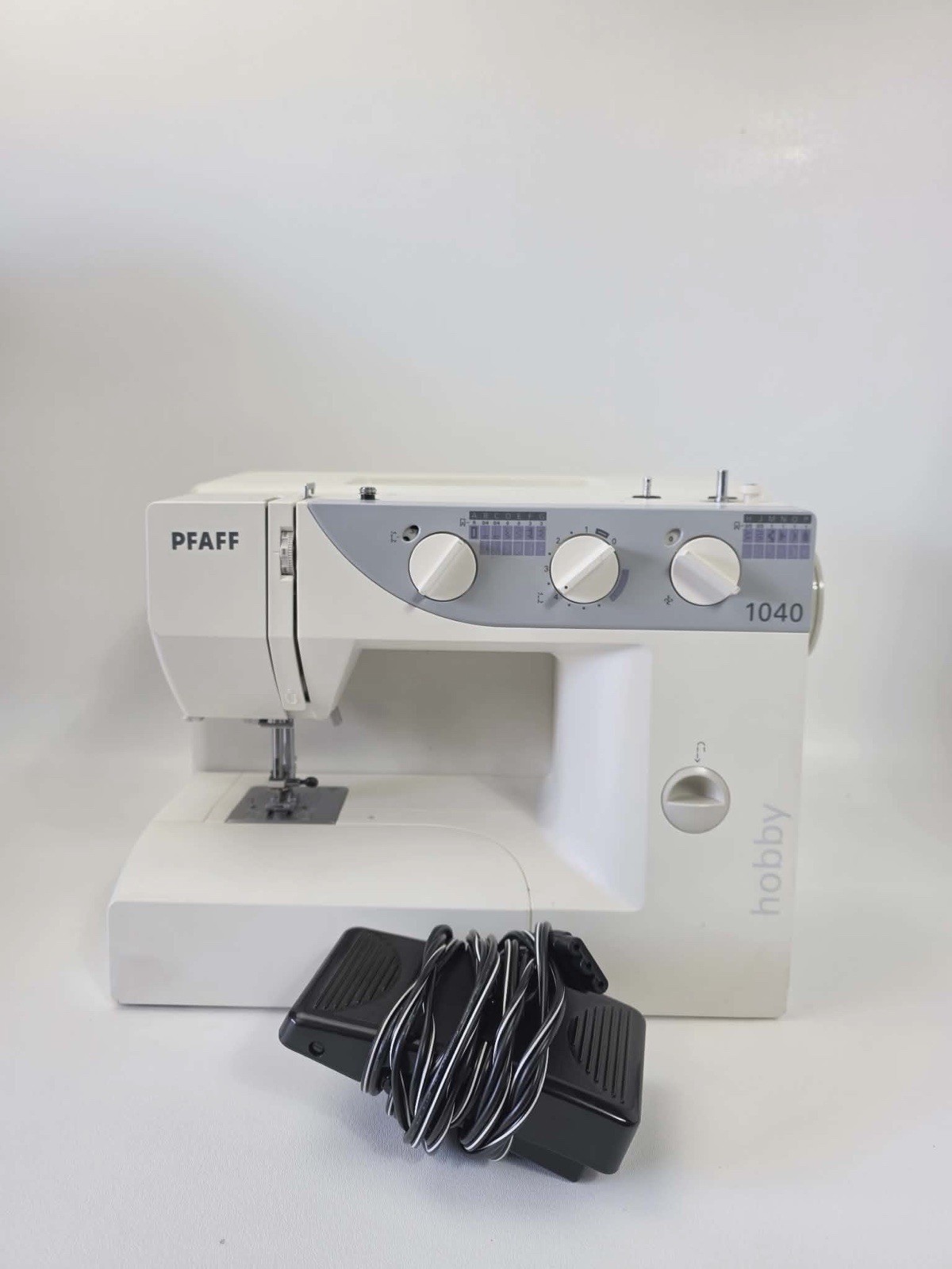 PFAFF Hobby 1040 Sewing Machine w/ Case And Pedal