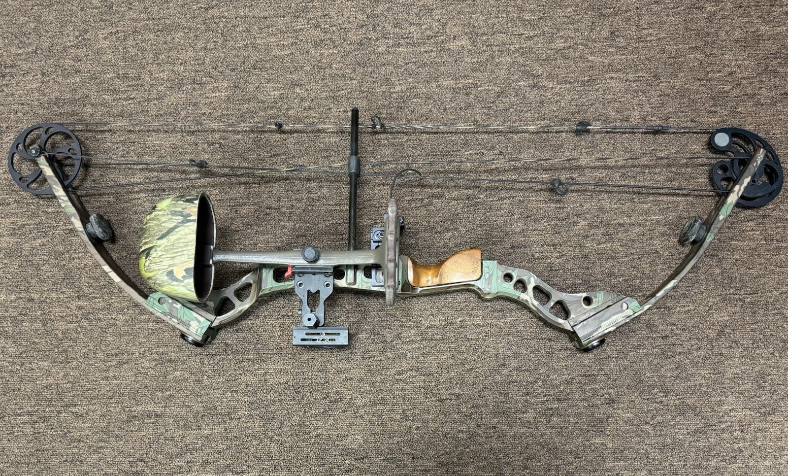 Mathews Solo Cam MQ1 Compound Bow - LH, 29.5", 55-70lb + Case / Extras