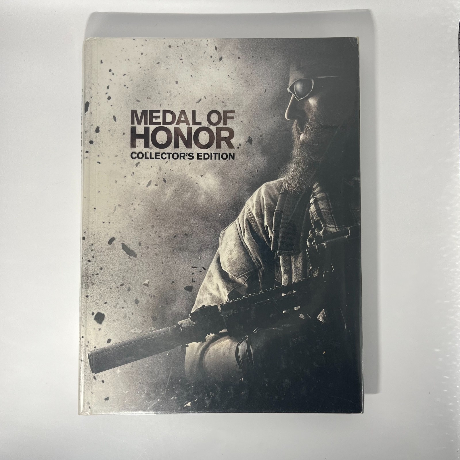 2010 Medal Of Honor Collectors Edition Hardcover Game Guide w/ Quick Ref Cards