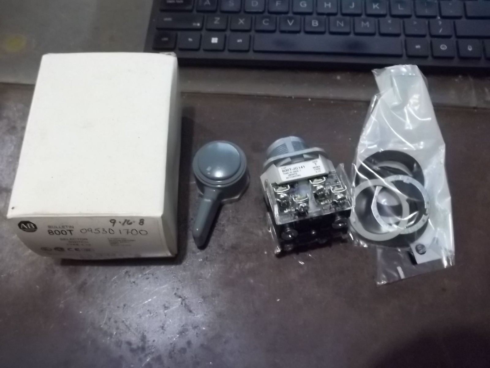 NIB ALLEN BRADLEY 800T-JG141B SER T SELECTOR SWITCH (242-1)