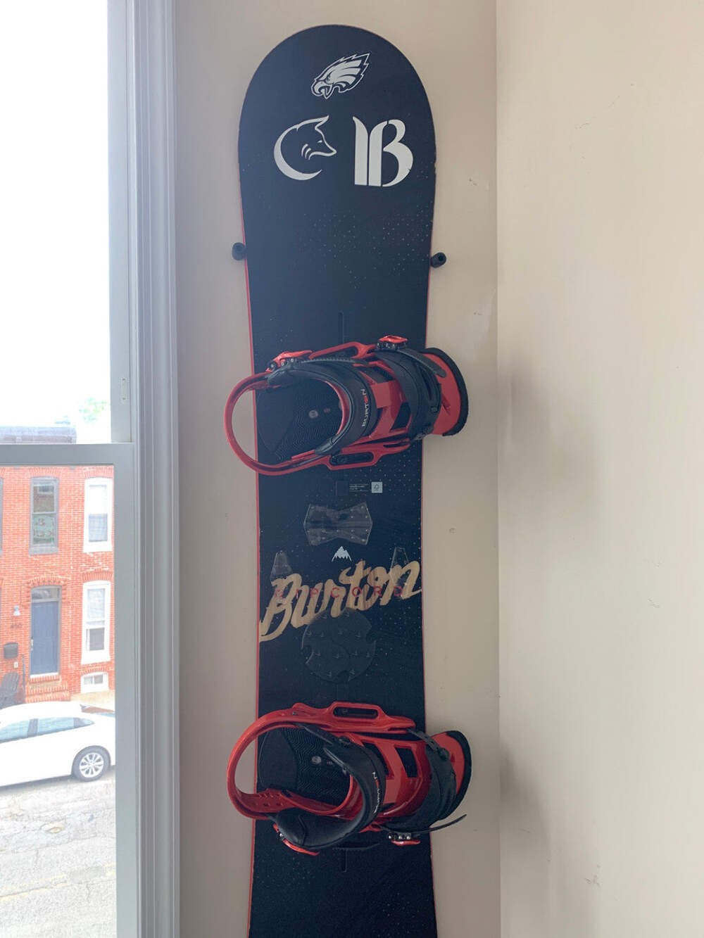 The Cinch Snowboard Display | Floating Rack | 1 Board