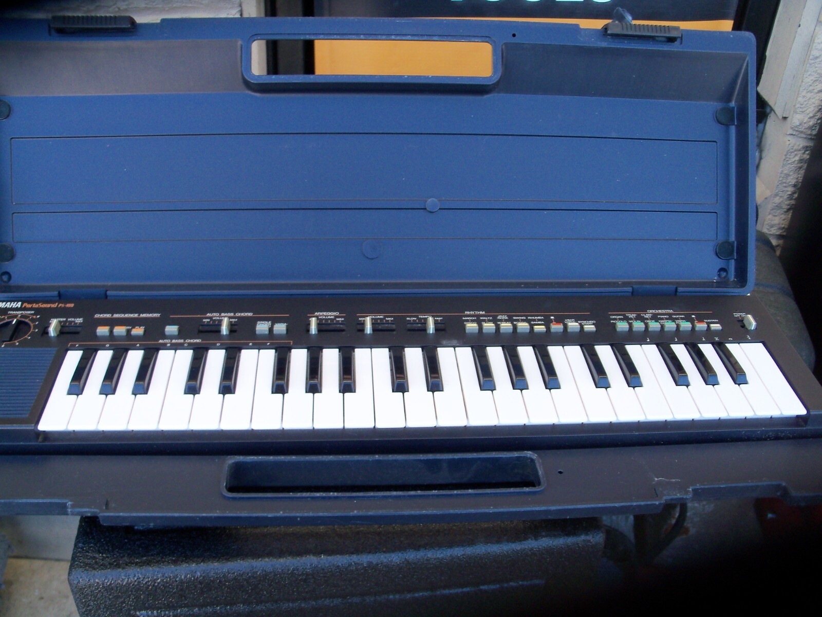 YAMAHA PORTASOUND PS-400 ELECTRONIC KEYBOARD (COMES WITH HARD SHELL CASE)