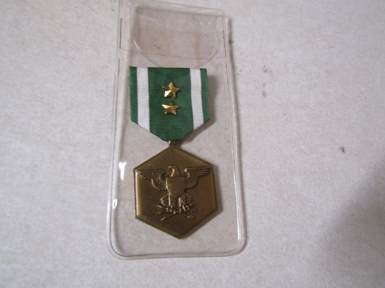 US MILITARY INSIGNIA MEDAL GIVEN FOR MILITARY MERIT WITH 2 GOLD COLORED STARS