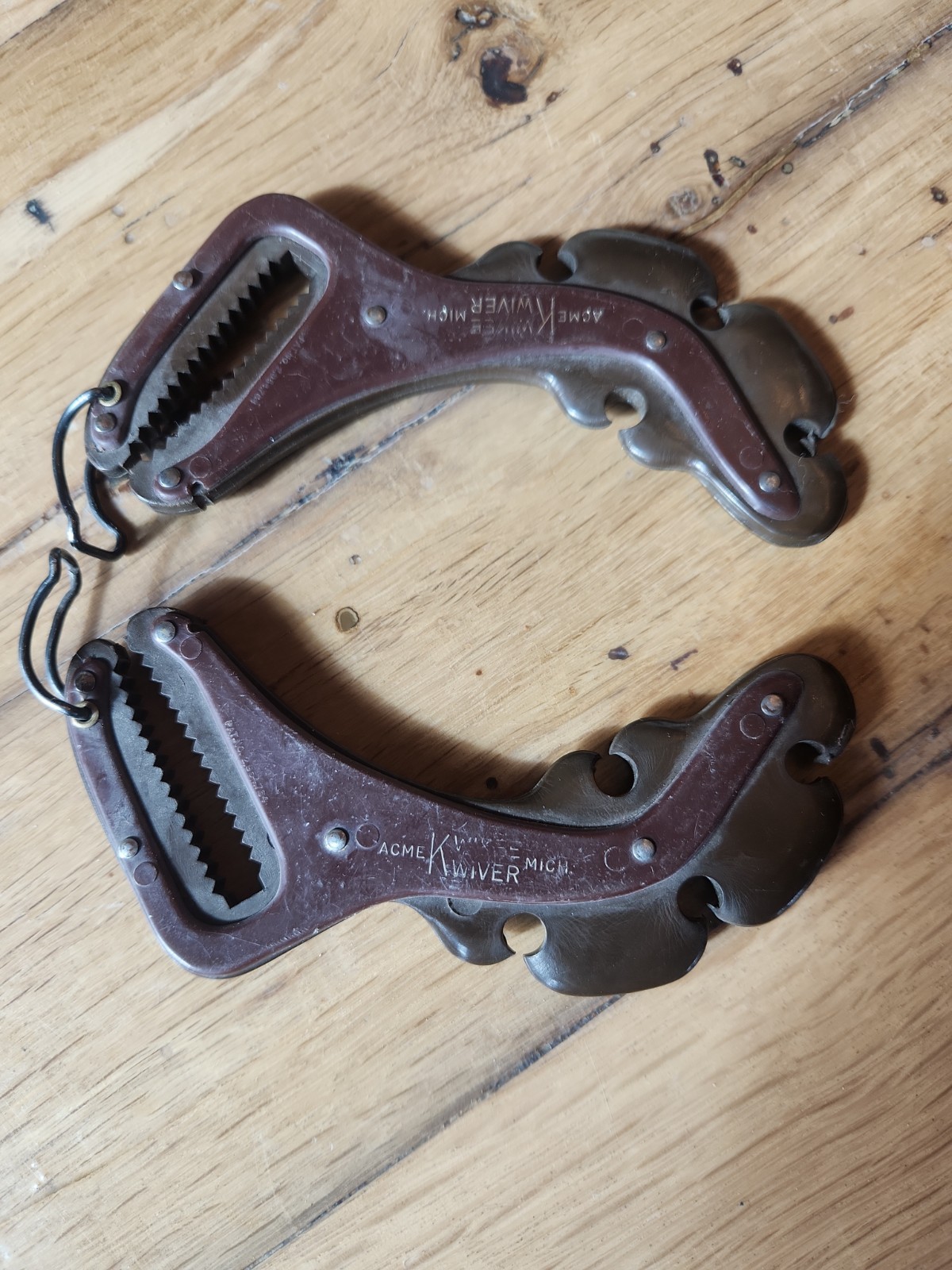 2 VINTAGE KWIKEE KWIVER, CLAMP ON QUIVER  RECURVE AND LONG BOW ACME MI. ARCHERY