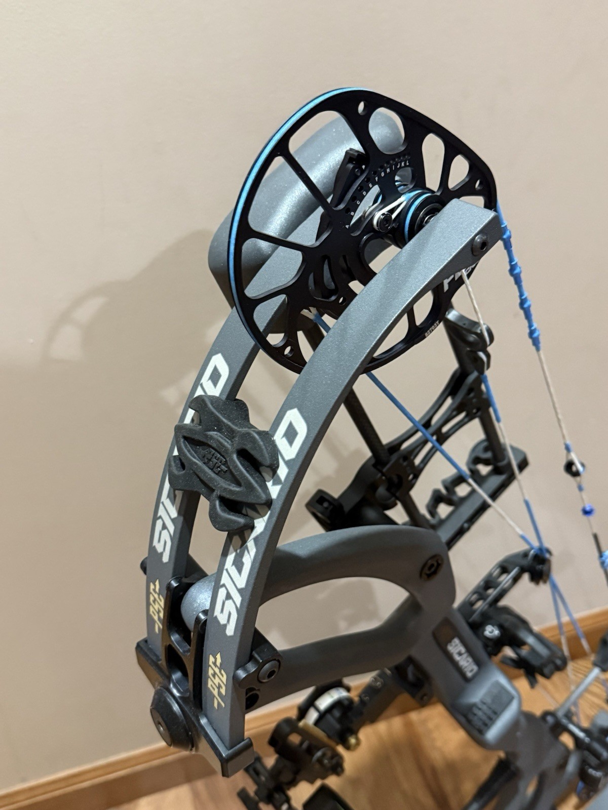 PSE Sicario Compound Bow Package Right Handed 70