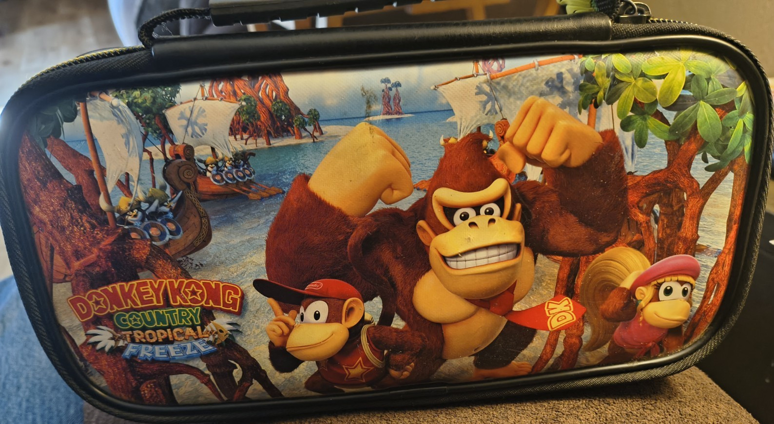 Nintendo Donkey Kong Country Tropical Freeze Switch Travel Case Banana Zipper