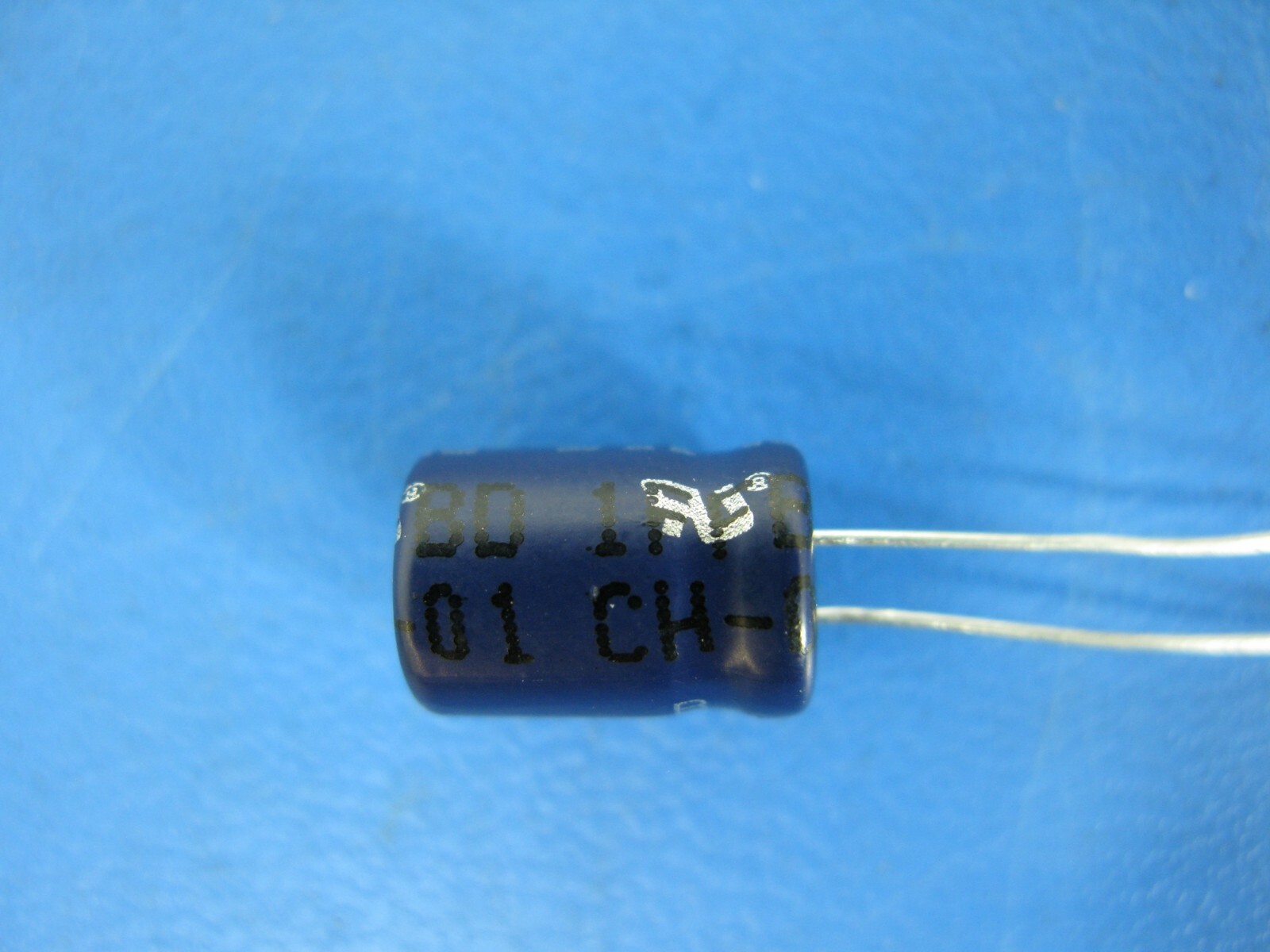 (5) New 2018 Eaton Radial Lytic Capacitors, 2.5V 1F, 8.5x13.5mm B0810-2R5105-R