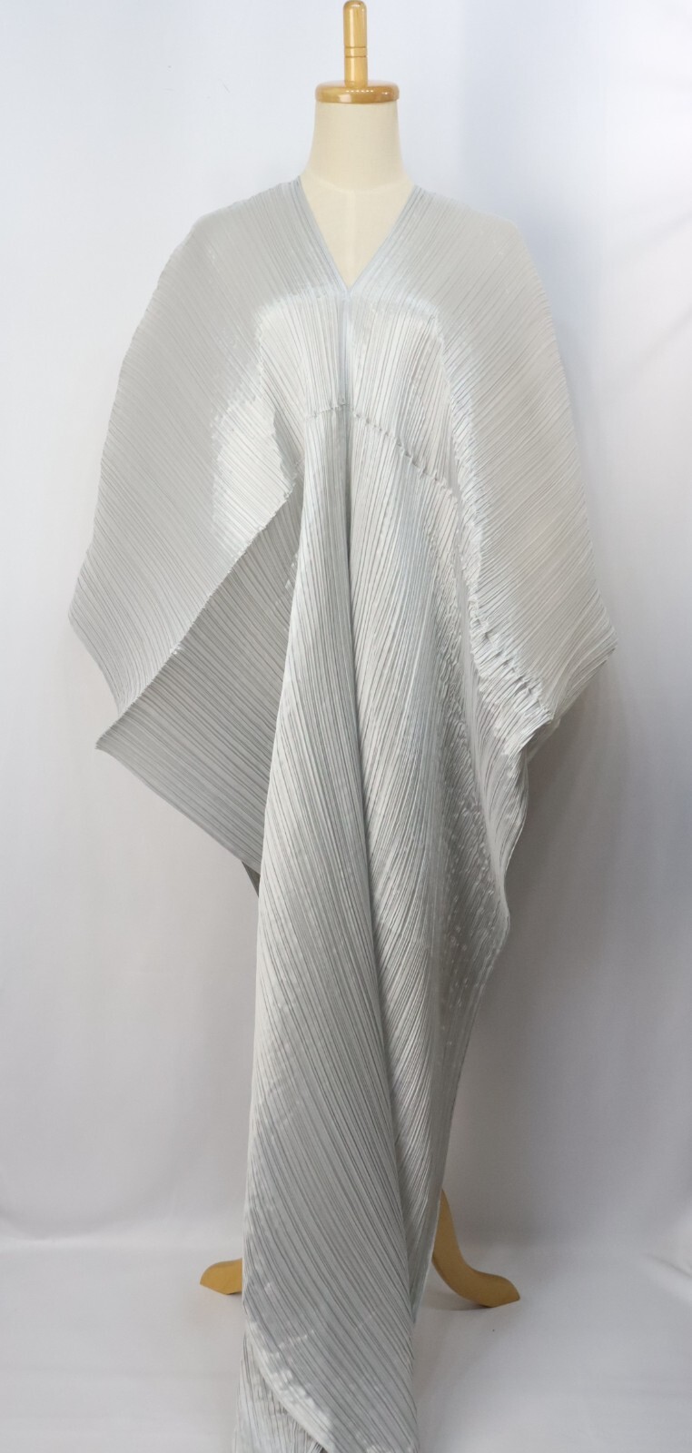 Auth NWT PLEATS PLEASE Madame-T Light Gray Shawl Poncho ISSEY MIYAKE 310 9994