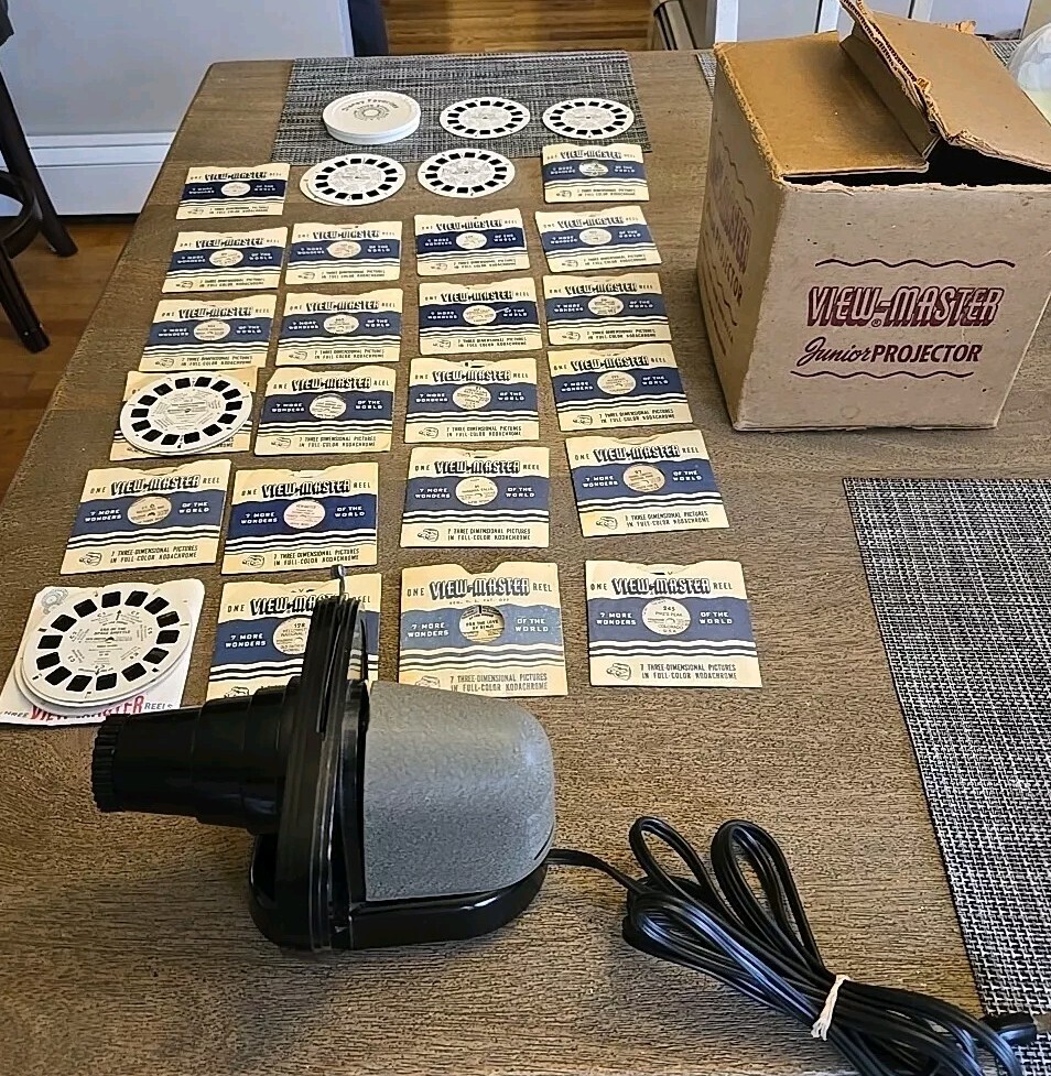 Veiw master Junior Projector with 25+ Veiw Reels See Pics & Desc Make Offer!!!