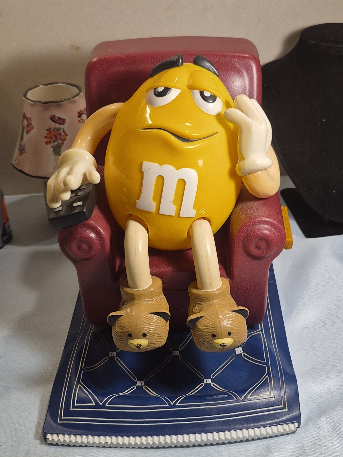 M&M YELLOW/BROWN RECLINER CANDY DISPENSER