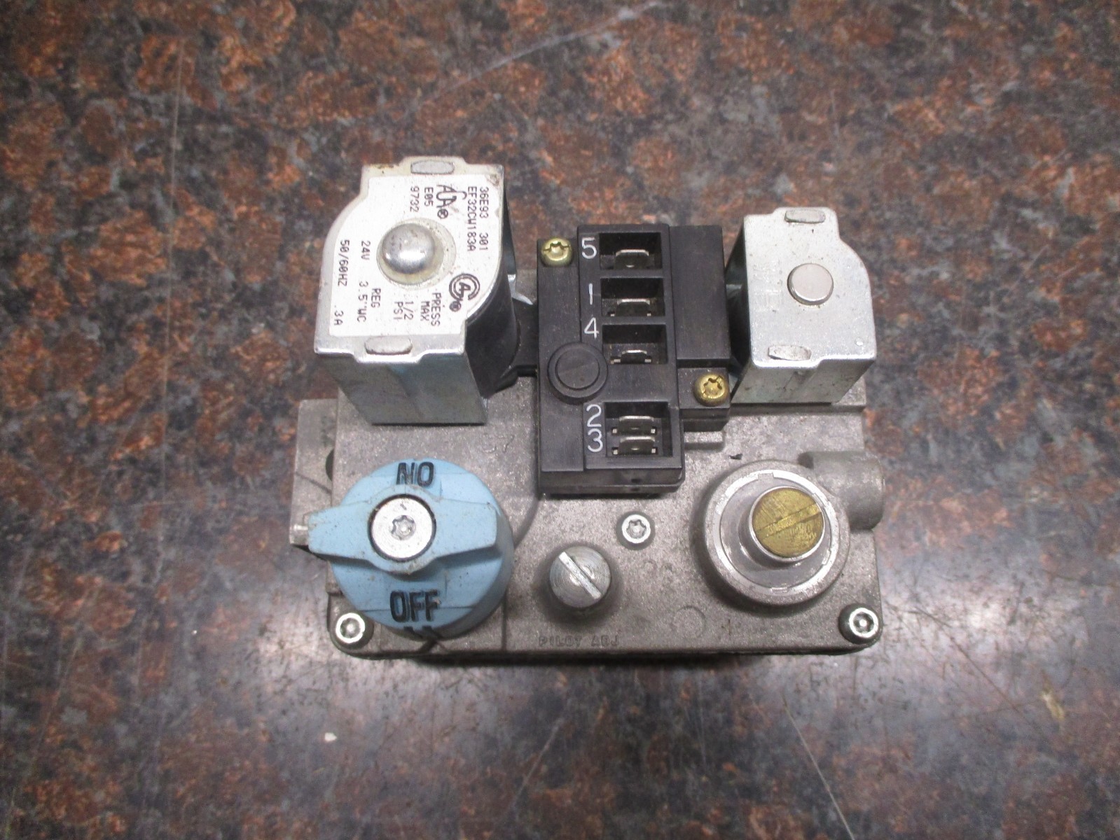 White-Rodgers 36E93-301 / Carrier EF32CW183 Furnace Gas Valve Used Free Shipping