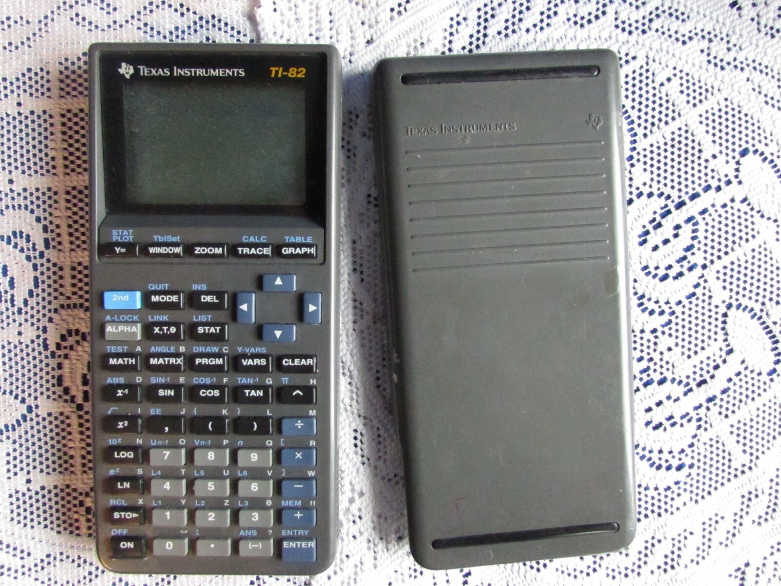 TEXAS INSTRUMENTS TI-82 SCIENTIFIC GRAPHING CALCULATOR WITH COVER WORKS EUC