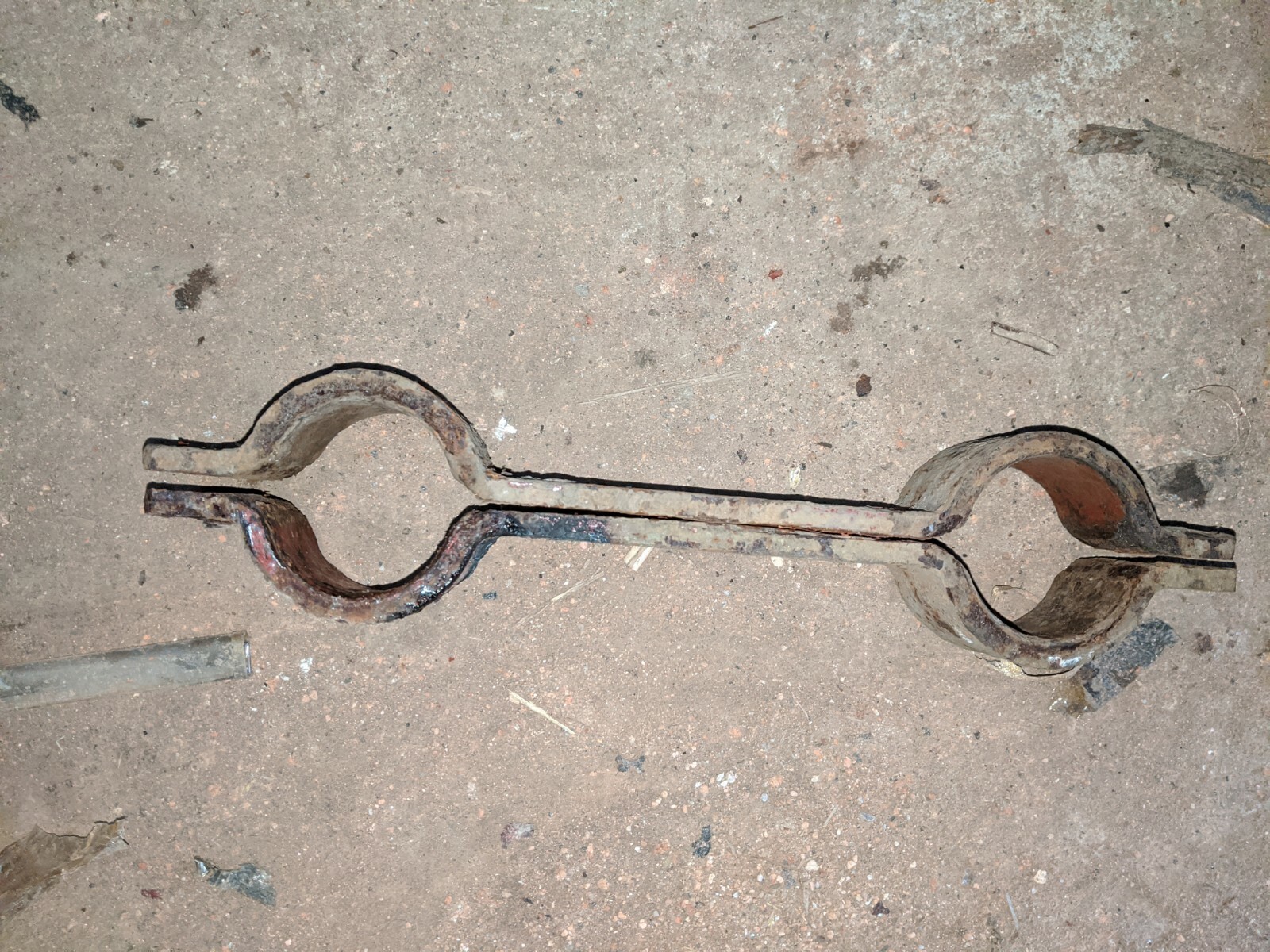 ANTI ROLL BAR BUSH HOLDERS REMOVED FROM FORD 75-E-15