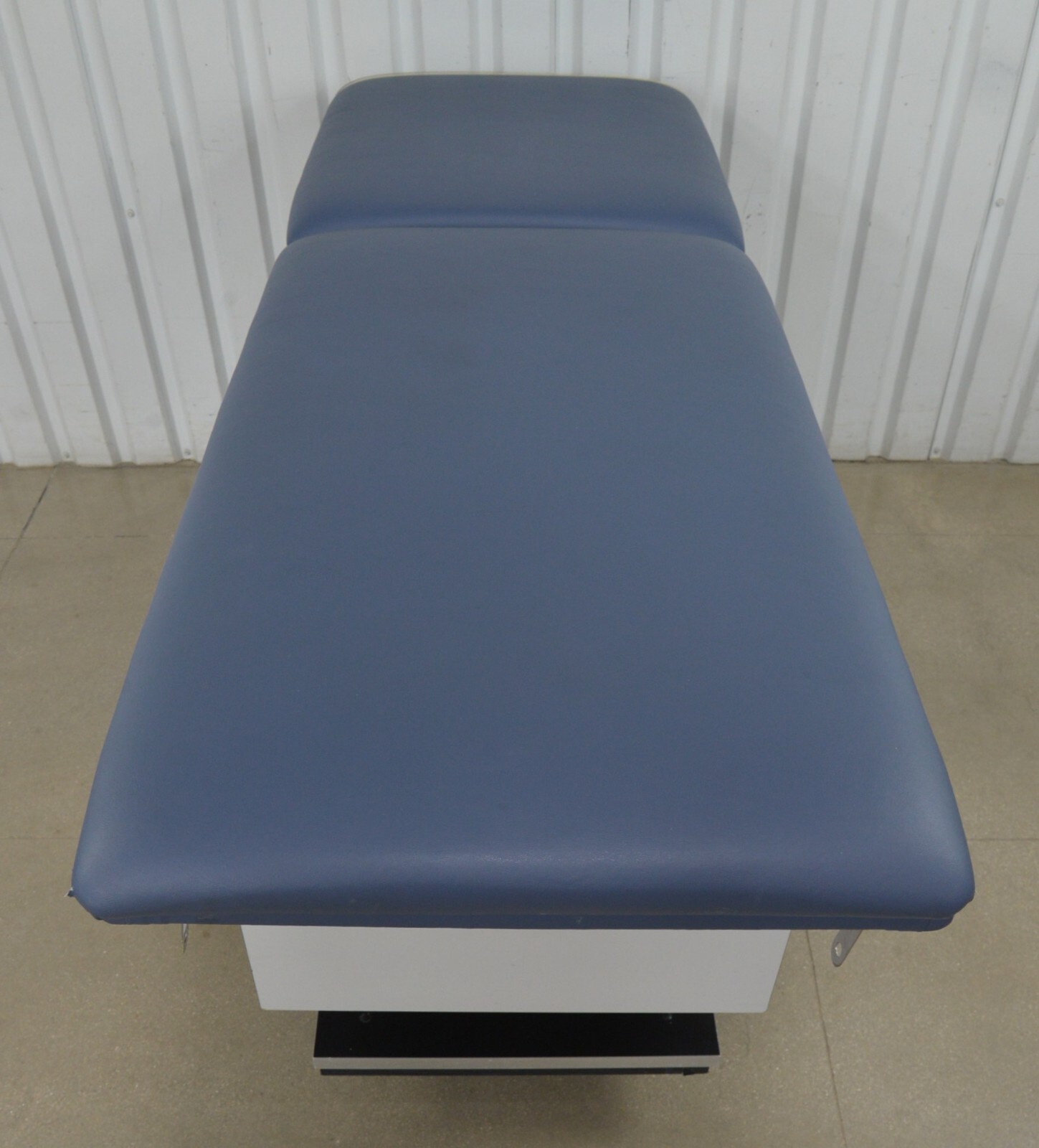 Hausmann Industries 4746 Powermatic 27"x76" Treatment Table