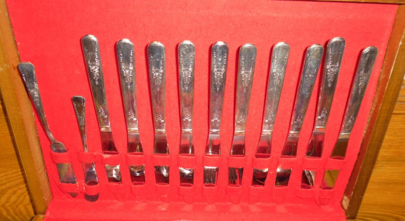 52 Pc Oneida Flatware Set - Debonair 1938