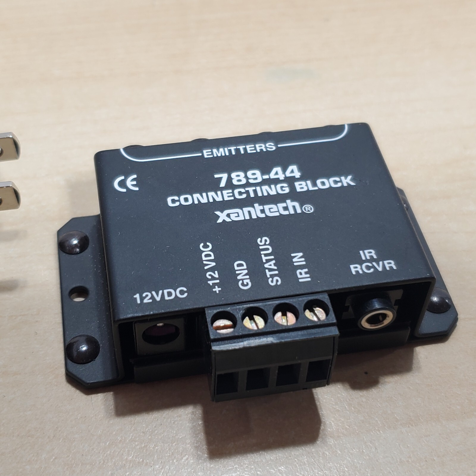 Xantech 789-44 Connecting Block Emitter with 12V Power Supply