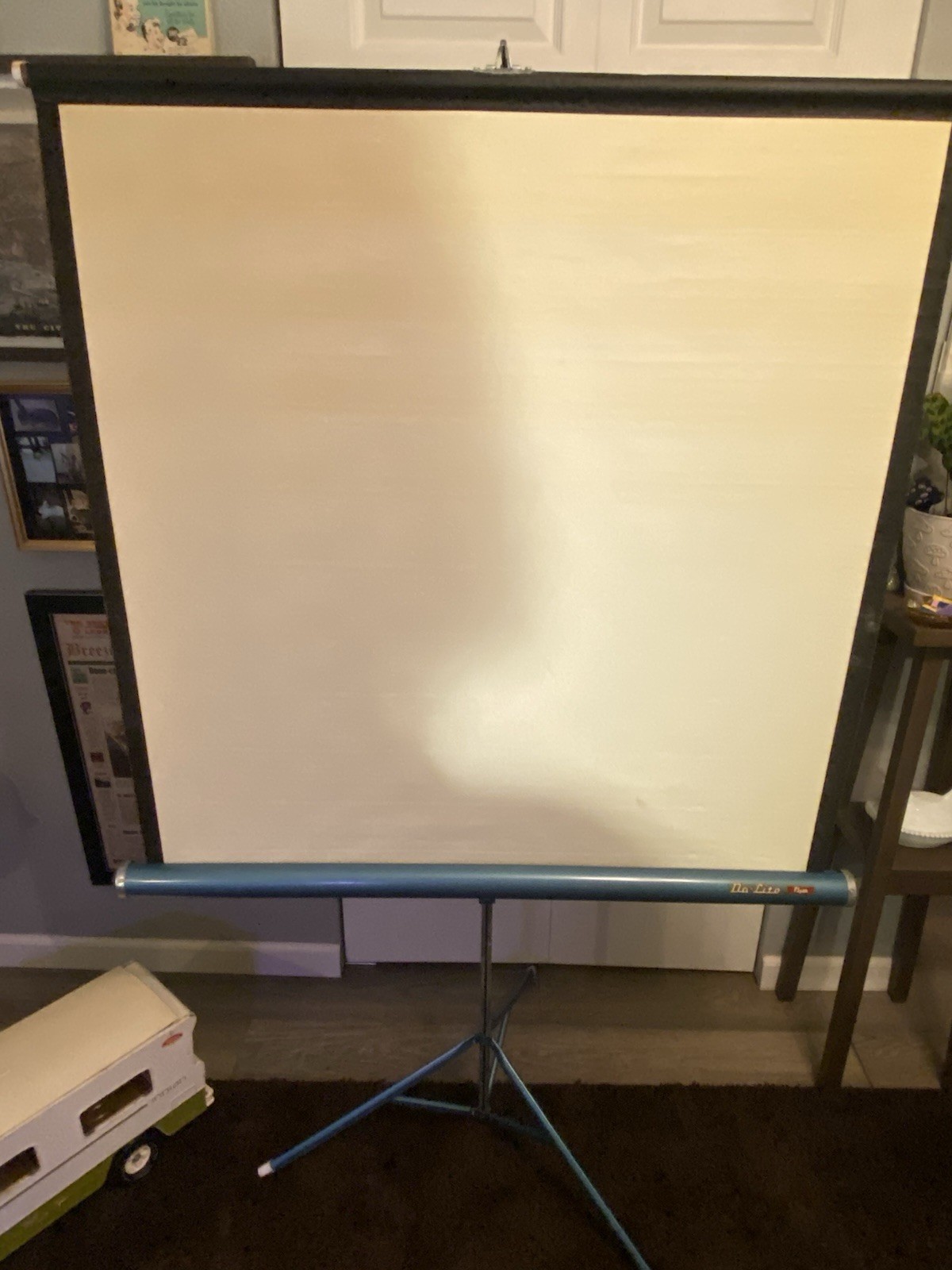 Da-Lite Flyer Projector Screen With Carrier
